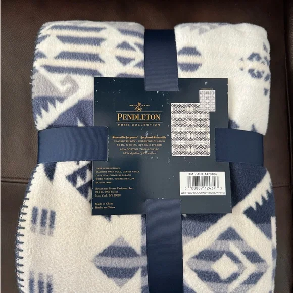 Pendleton Geometric Pattern Blanket in Blue and White - NWT - Picture 2 of 2